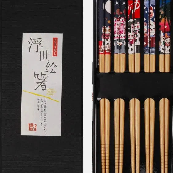 Set of five pairs of bamboo chopsticks with Japanese lucky cat and elegant blue patterns in gift box.