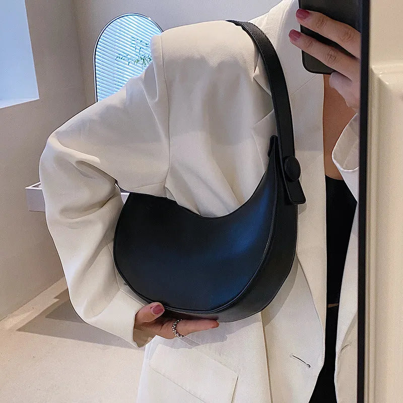 Women's retro dumpling shape shoulder bag in black with sandwich pocket design