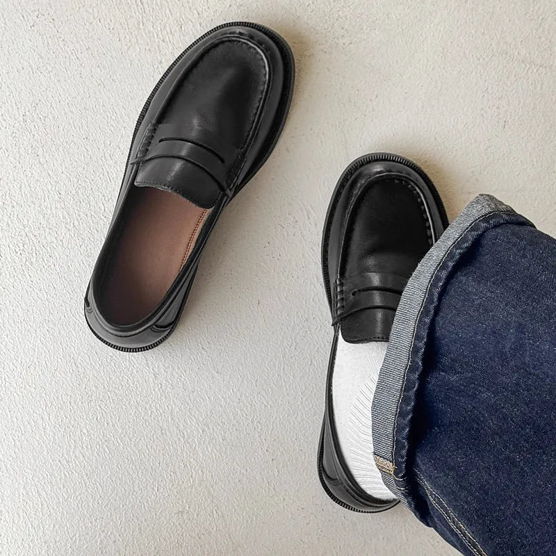 Men's and women's slip-on casual shoes in retro style, shown in available colours.