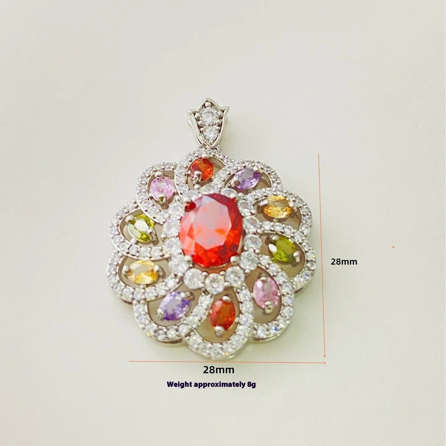 Women's flower-shaped zircon pendant necklace in gold, champagne gold, or platinum colour on a chain.