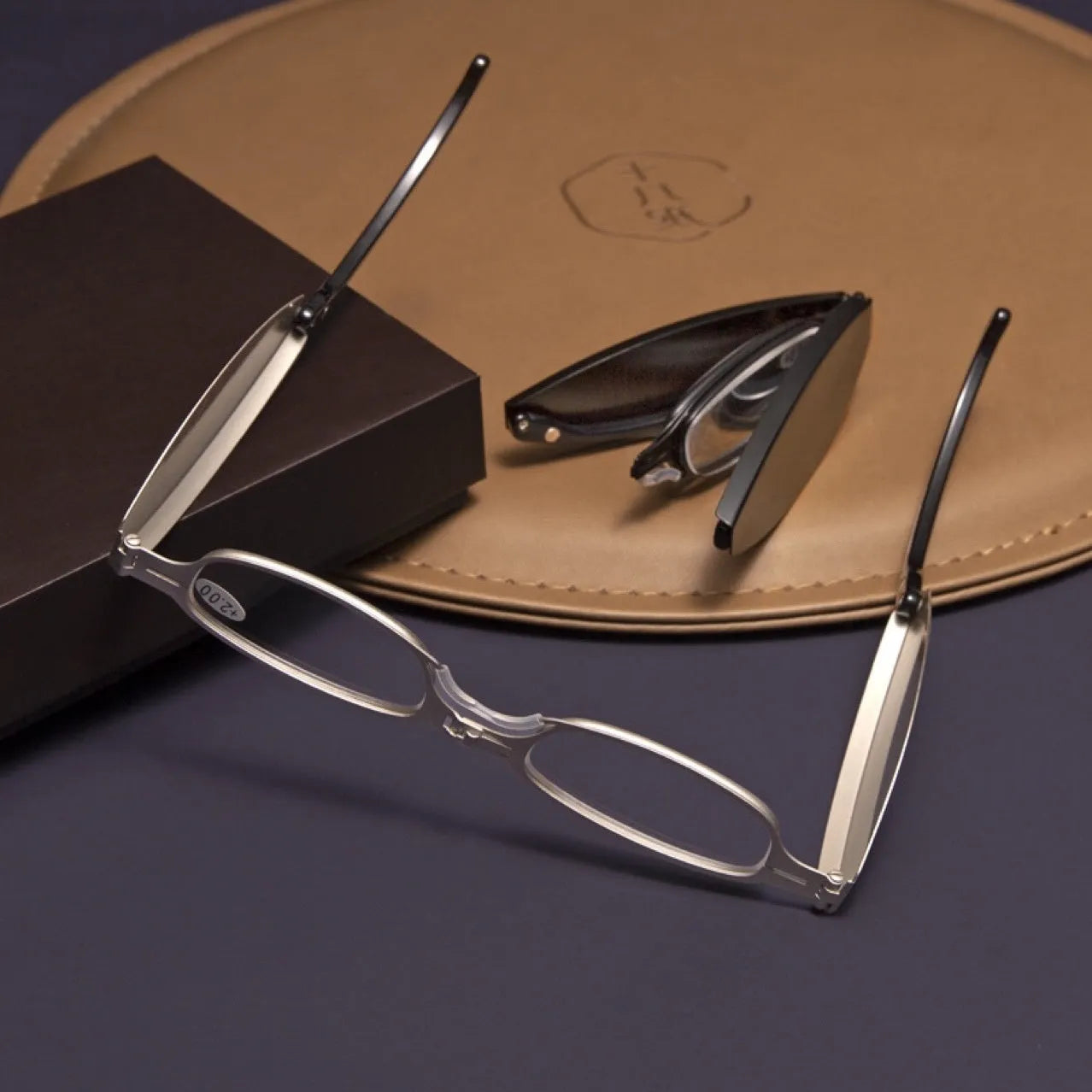 Folding pocket presbyopic glasses in black retro frame with ring detailing