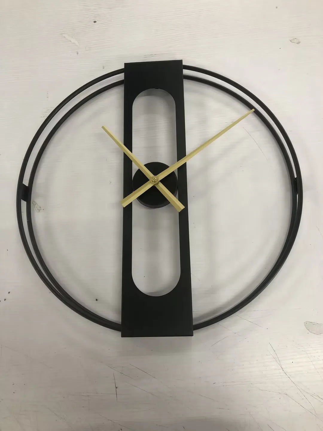 Round metal wall clock with 50cm diameter in black or gold minimalist design