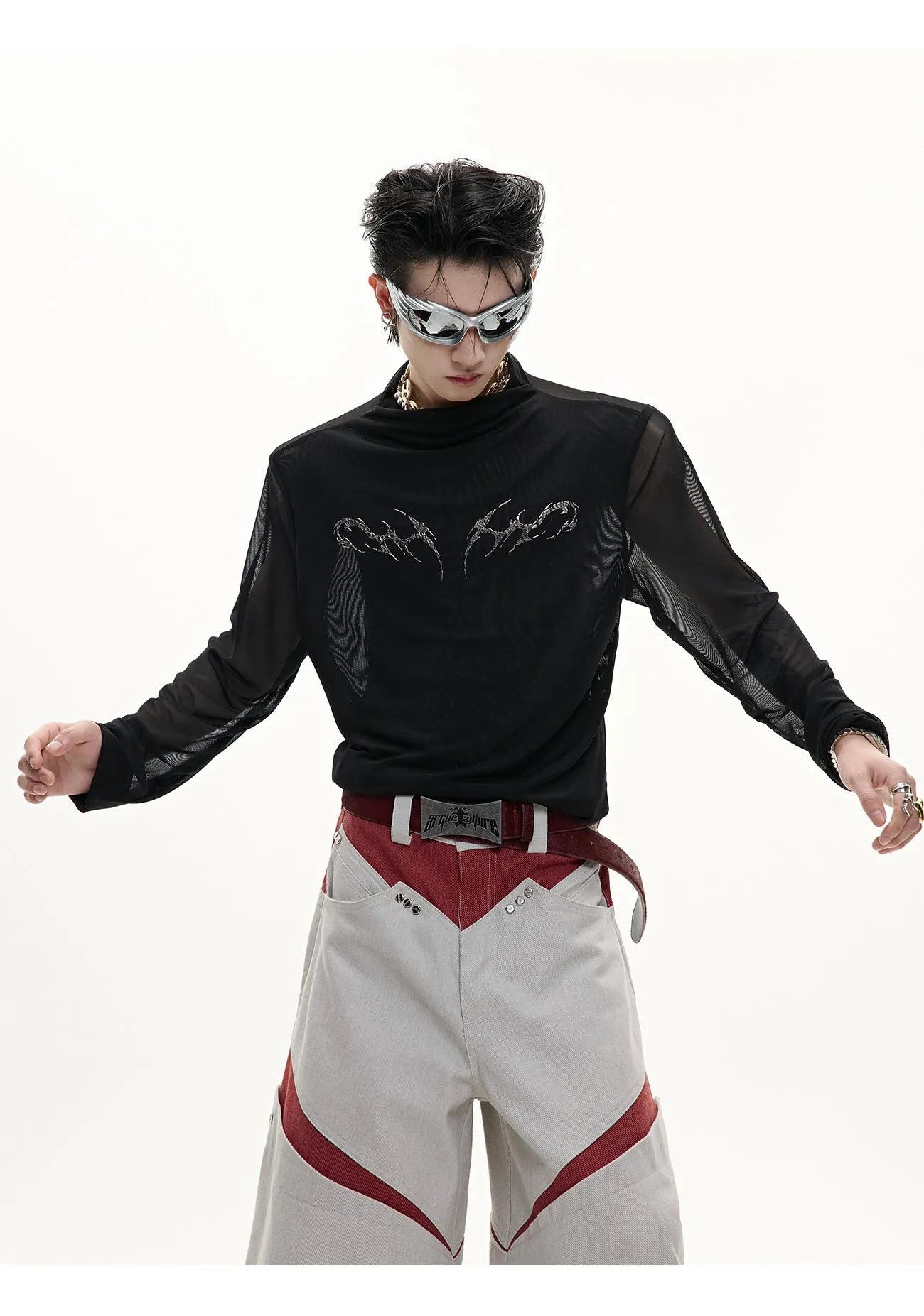 Man wearing a black slim-fit niche mesh long sleeve bottoming shirt.