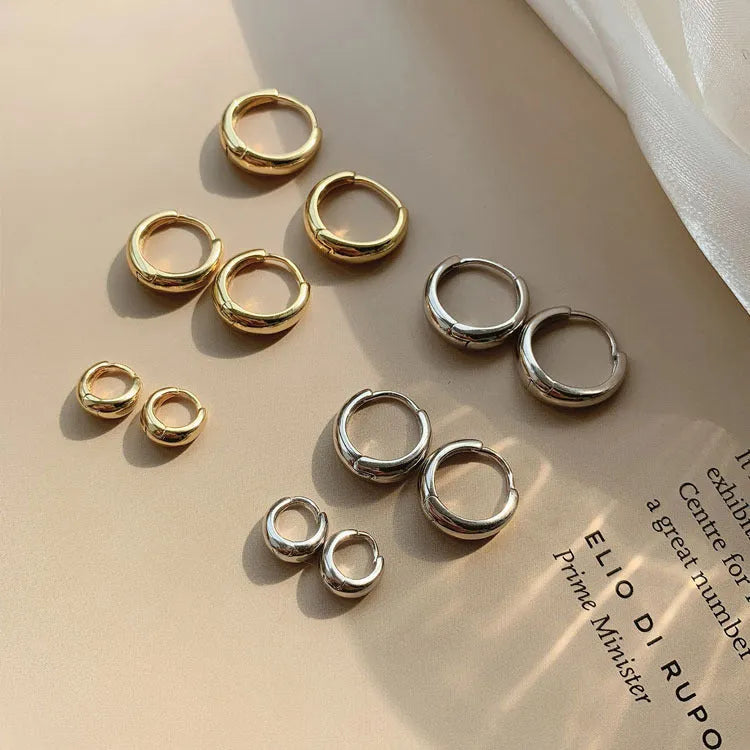 Women's retro minimalist geometric water drop earrings in gold and silver, shown in large, medium, and small sizes.