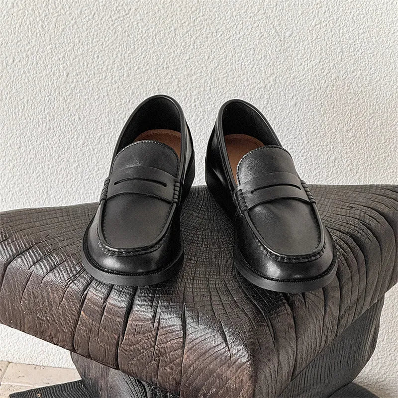 Men's and women's slip-on casual shoes in retro style, shown in available colours.
