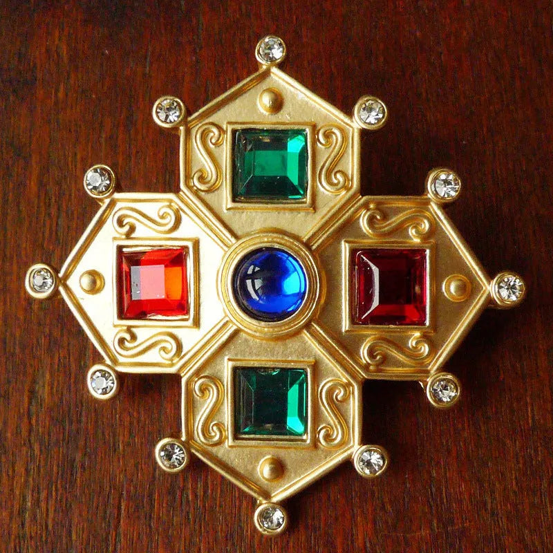 Retro baroque vintage brooch in zinc alloy with diamond shape, showing size comparison of eight style options