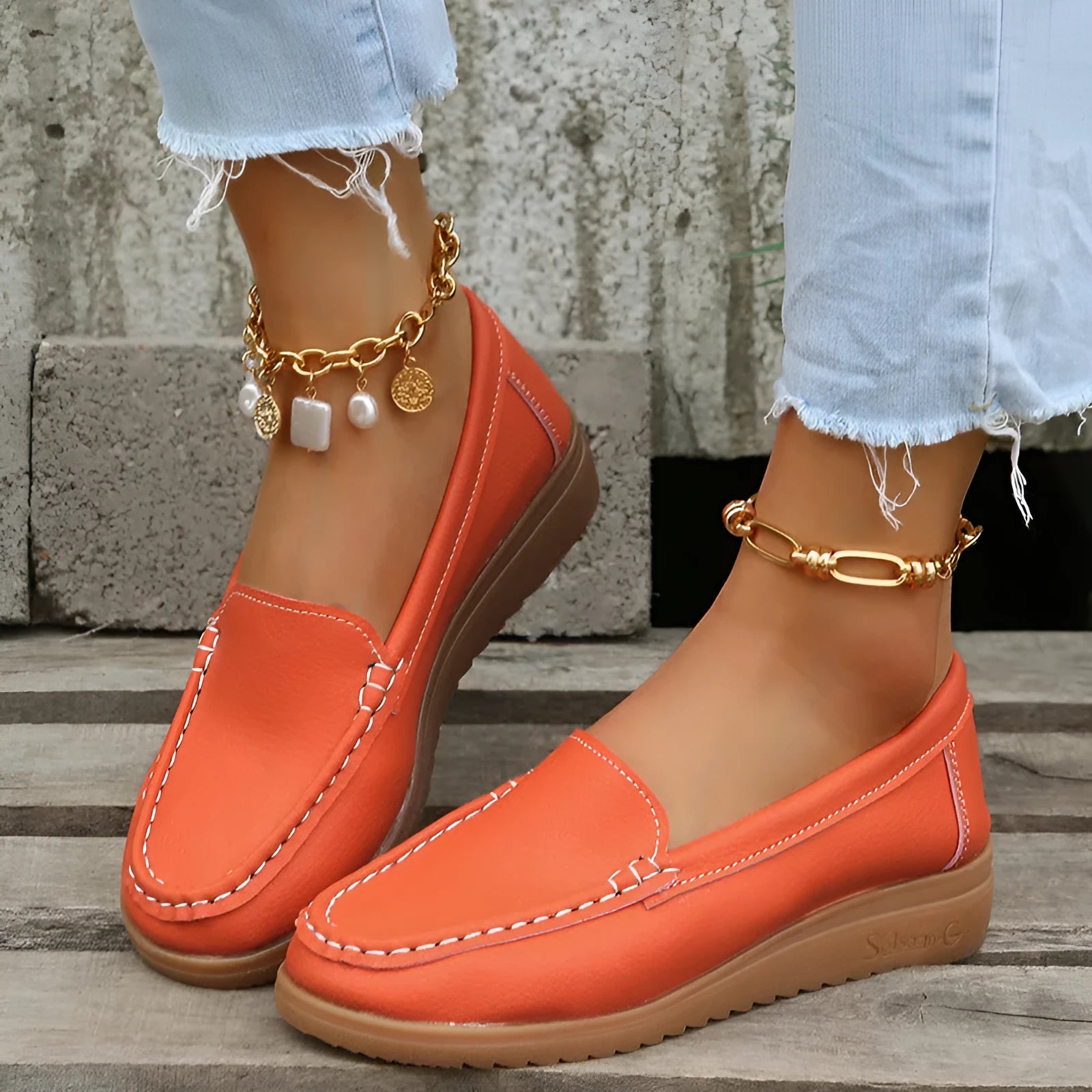 Women's flat loafers in PU leather with round toe and car suture detailing in five colour options