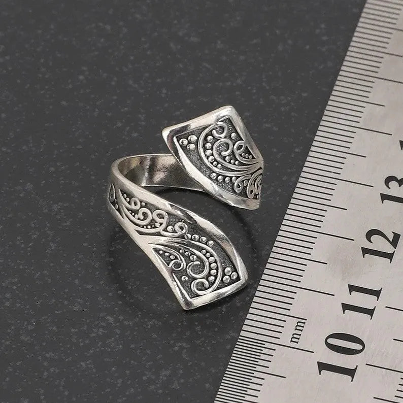 Silver electroplated women's adjustable alloy ring with minimalist retro design on adjustable opening