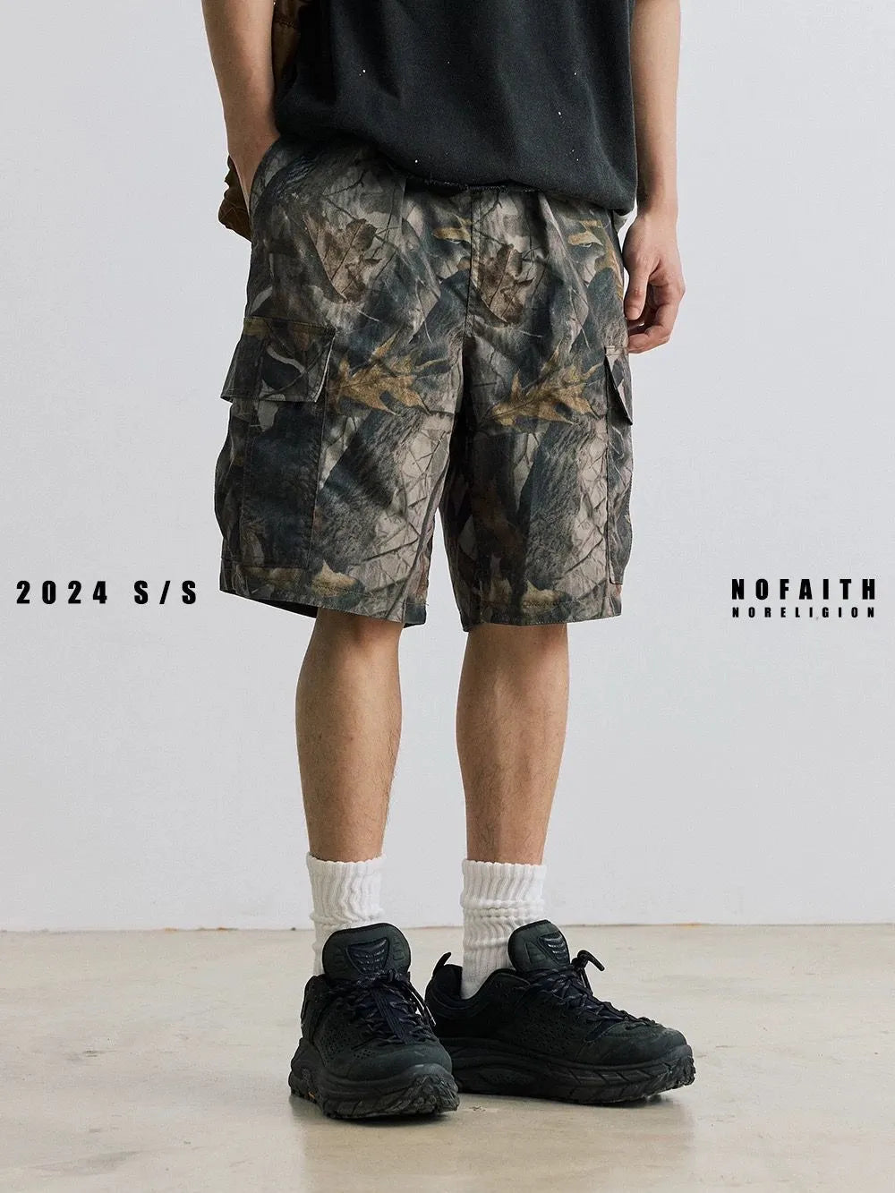 Loose fit denim shorts in army green with a straight leg and elastic waistband.