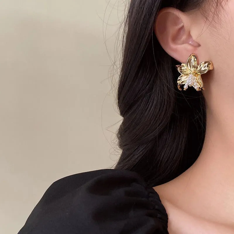 Golden H1795 metal earrings with detailed flower shape and exaggerated design elements