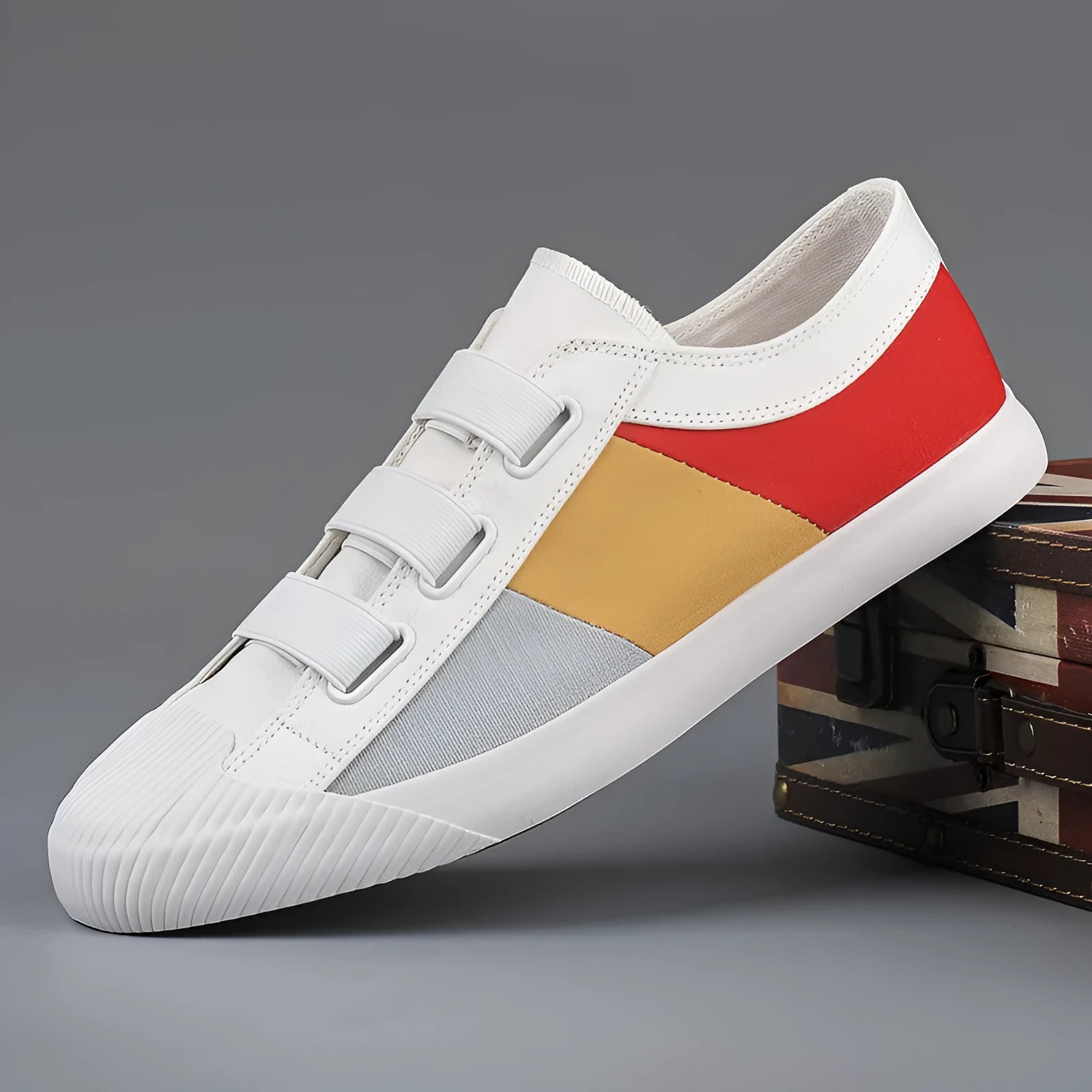 Men's low-top canvas sneakers with elastic band closure and round toe in a beige colour option