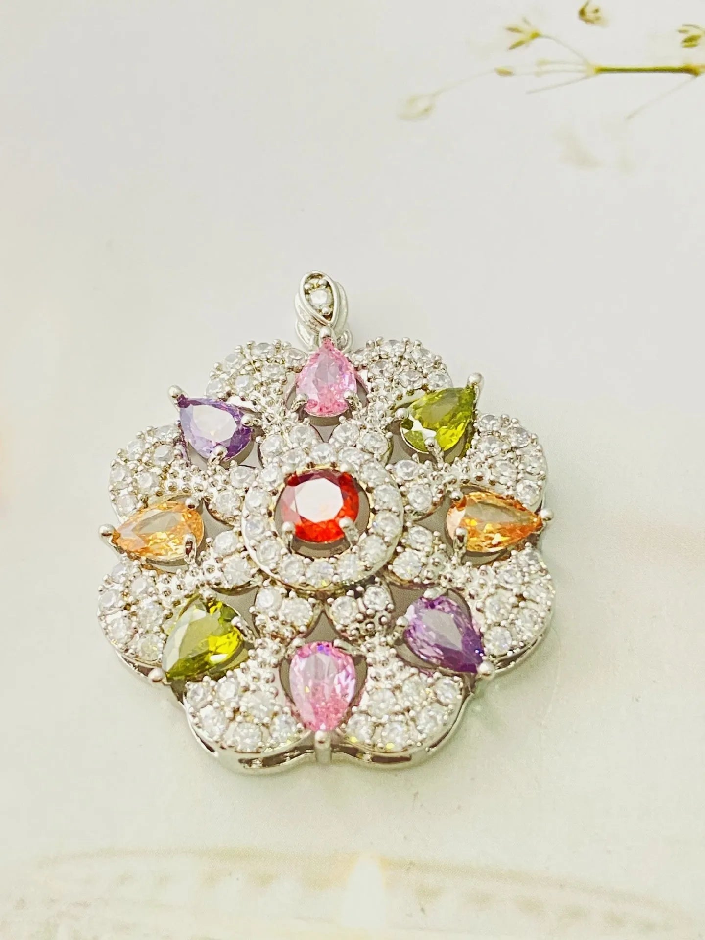 Women's flower-shaped zircon pendant necklace in gold, champagne gold, or platinum colour on a chain.