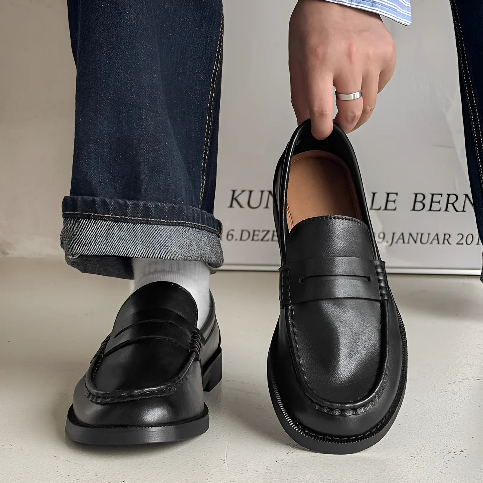Men's and women's slip-on casual shoes in retro style, shown in available colours.
