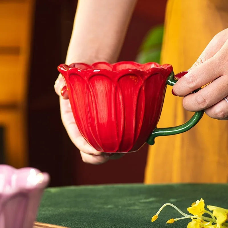 Ceramic breakfast cup with floral pattern and 500ml capacity.