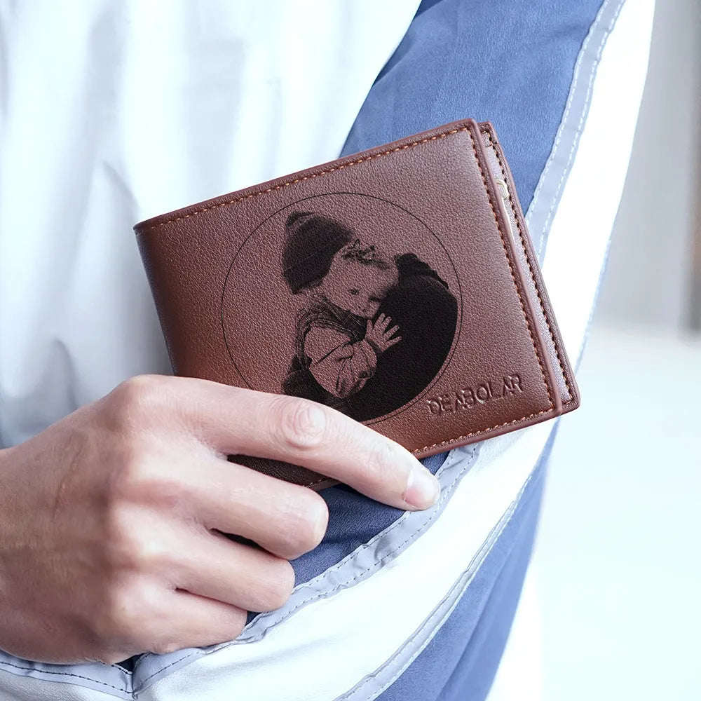 Men's leather wallet with zipper closure in classic colour, individually packaged for gifting