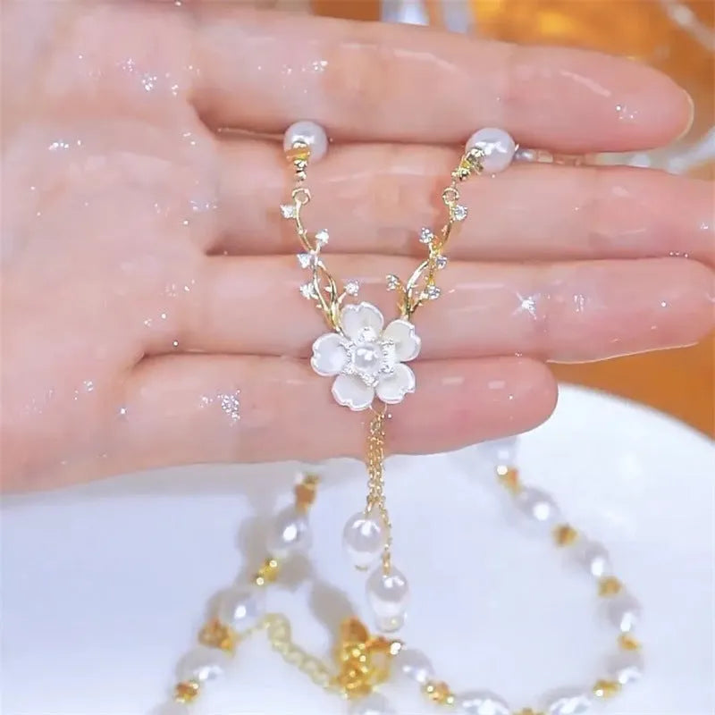 Women's alloy necklace with pearl flower pendant and rose design on pearl chain