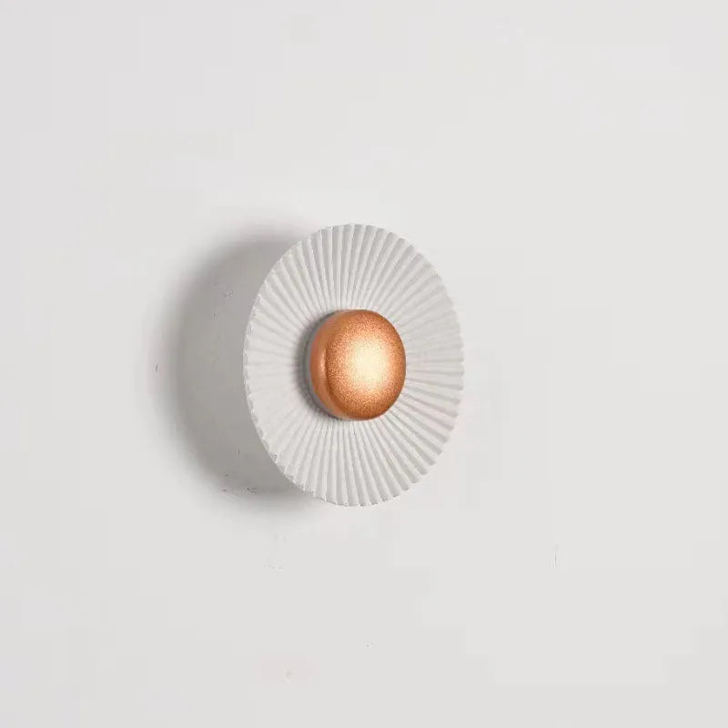 Round aluminium wall lamp with LED light source in outer white inner gold colour option