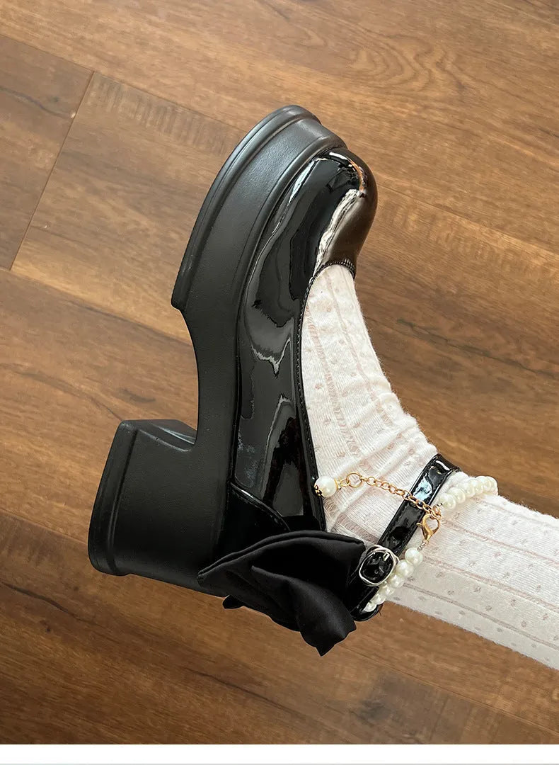 Beige and black women's chunky heel Mary Jane pumps with round toe and 6cm heel.
